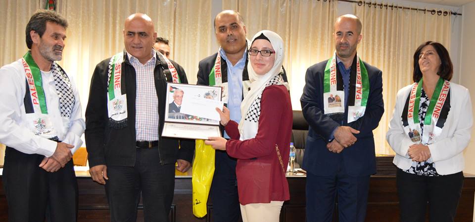 نابلس.. توزيع مكرمة الرئيس على أوائل التوجيهي 